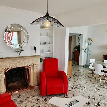 T4 Front De ,piscine 25 Metres ,wifi,6a8 Personnes,parking,garage شقة *