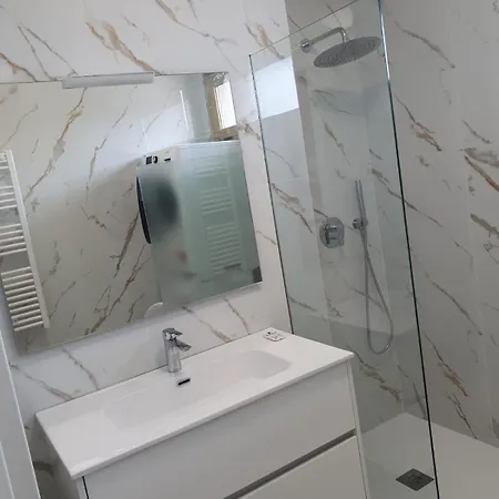 T4 Front De ,piscine 25 Metres ,wifi,6a8 Personnes,parking,garage شقة *